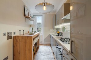 Appartement, 2 chambres | Cuisine privée | Réfrigérateur, four à micro-ondes, un four, surface de cuisson