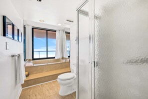 Douche, serviettes fournies, shampoing