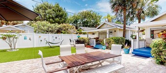 Cute cottage near the beach with grill enclosed yard WiFi WD deck and AC