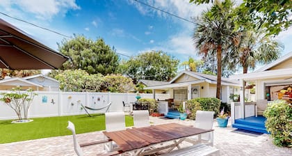 Cute cottage near the beach with grill enclosed yard WiFi WD deck and AC