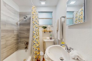 Een douche, een haardroger, handdoeken, shampoo