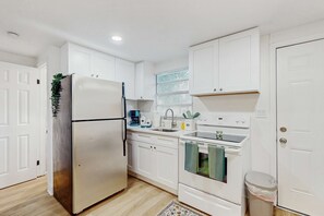 Kjøleskap, mikrobølgeovn, ovn og kokeplater