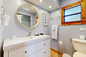 Shower, hair dryer, towels, shampoo - Coastal comfort with playground and PacMan and minutes from the beach (Seminole)