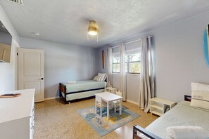 3 bedrooms, desk, iron/ironing board, WiFi - Coastal comfort with playground and PacMan and minutes from the beach (Seminole)