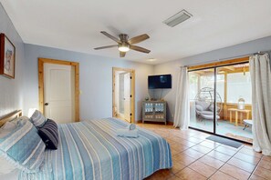 3 quartos, escrivaninha, ferros/tábuas de passar roupa, berço de viagem