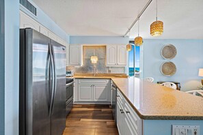 Kjøleskap, mikrobølgeovn, ovn og kokeplater