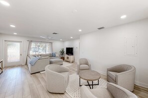 Televisión y oficina 