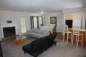 Living area - Comfortable home in nashville (Nashville)