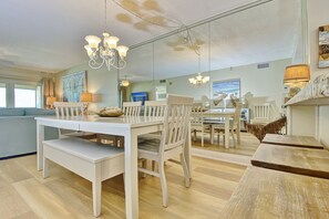 Dining - Peaceful beachfront escape w/private balcony, heated pool, pool spa, BBQ grills (Madeira Beach)