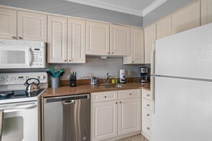 Fridge, microwave, oven, stovetop - Spacious Snowbird-Friendly Getaway w/ High-Speed WiFi, AC & Pier (Indian Shores)