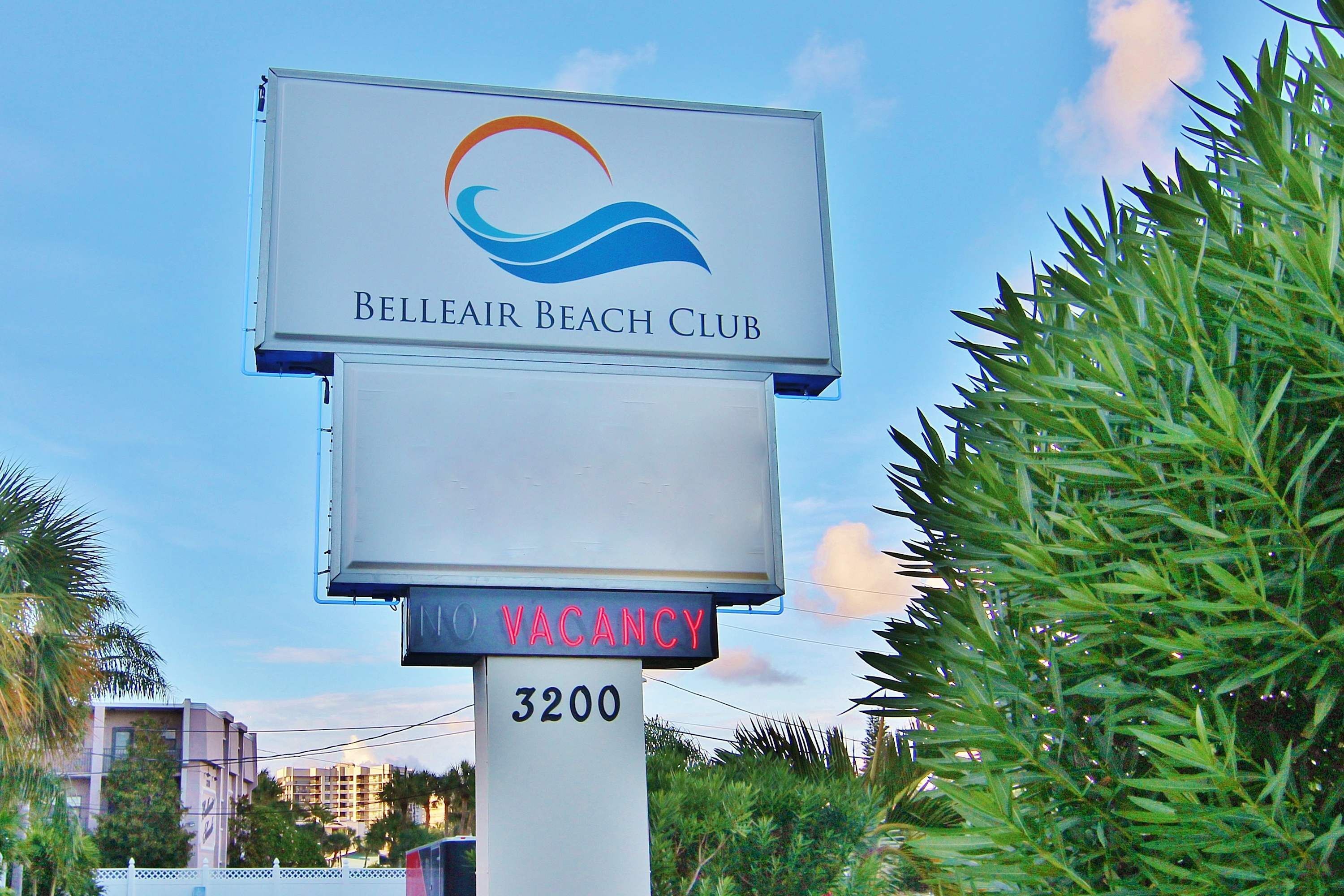 A sign for Belleair Beach Club with a vacancy notice and the number 3200.