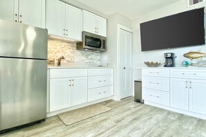 Kjøleskap, mikrobølgeovn, kokeplater og kaffetrakter/tekoker