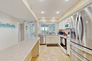 Kjøleskap, mikrobølgeovn, ovn og kokeplater