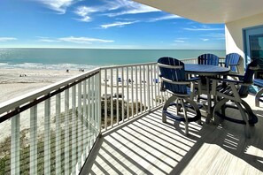 Un balcón con vista a la playa y al océano.