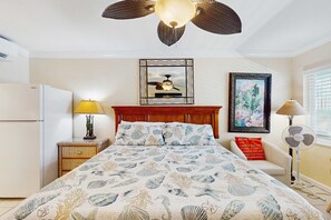 1 bedroom, WiFi, bed sheets - Charming dog friendly studio with WiFi shared washer dryer snowbirds OK (St. Pete Beach)