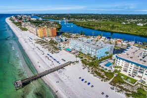 On the beach - Perfectly poised condo with fabulous Gulf & Intracoastal views (Indian Shores)
