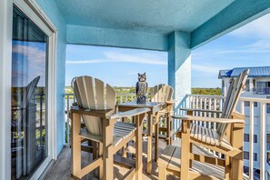 Outdoor dining - Perfectly poised condo with fabulous Gulf & Intracoastal views (Indian Shores)