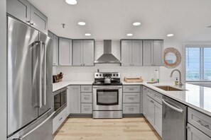 Fridge, microwave, oven, stovetop - Perfectly poised condo with fabulous Gulf & Intracoastal views (Indian Shores)