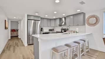 Réfrigérateur, four à micro-ondes, un four, surface de cuisson