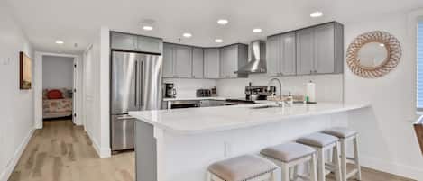 Réfrigérateur, micro-ondes, four, plaque de cuisson