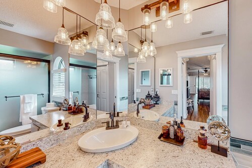 Gorgeous oasis with pool patio central AC WD and close to the beach