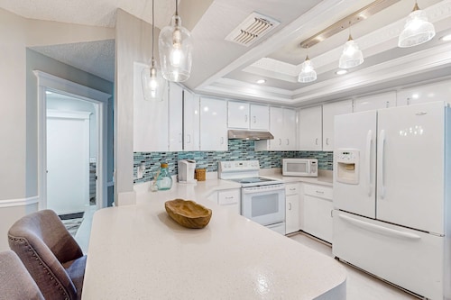 Gorgeous oasis with pool patio central AC WD and close to the beach
