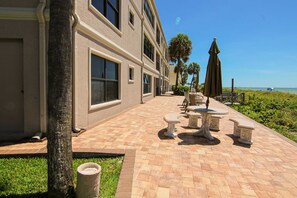 Outdoor dining - Elegant 1st floor condo w private patio AC on site outdoor pool and gas grills (Belleair Beach)