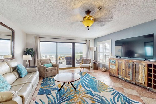 Corner condo with endless Gulf views full kitchen and balcony dogs welcome