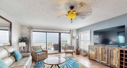 Corner condo with endless Gulf views full kitchen and balcony dogs welcome