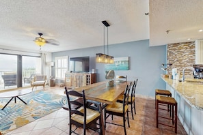 Dining - Corner condo with endless Gulf views full kitchen and balcony dogs welcome (Indian Shores)