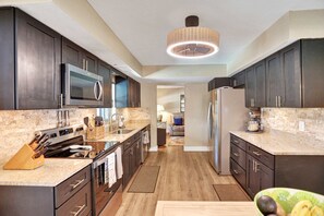 Kjøleskap, mikrobølgeovn, ovn og kokeplater