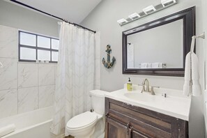 Shower, hair dryer, towels, shampoo - Dog friendly getaway with enclosed yard central AC and WD snowbirds OK (Clearwater)