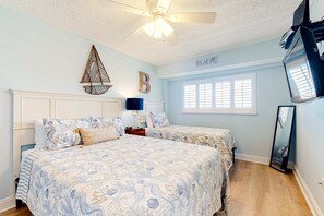2 bedrooms, iron/ironing board, WiFi, bed sheets - Waterfront condo with heated pool hot tub central AC and WD snowbird friendly (Indian Shores)