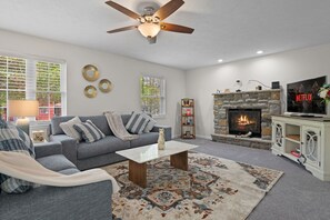 TV, fireplace - Charming 4-bedroom house in pleasant Tobyhanna with HotTub (tobyhana)