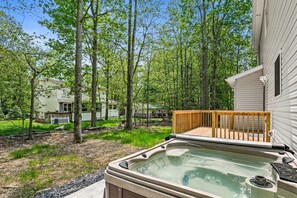 Outdoor spa tub - Charming 4-bedroom house in pleasant Tobyhanna with HotTub (tobyhana)