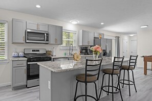 Microwave, oven, stovetop, dishwasher - Charming 4-bedroom house in pleasant Tobyhanna with HotTub (tobyhana)