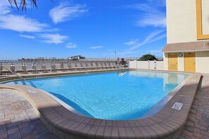 Pool - Custom beachfront condo w private balcony views heated pool hot tub AC (Redington Shores)