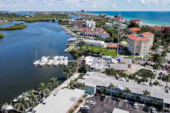 Marina - 1st floor condo with private dock easy beach access heated pool and patio (Indian Shores)