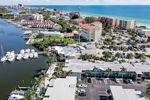 Marina - 1st floor condo with private dock easy beach access heated pool and patio (Indian Shores)