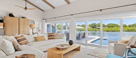 Télévision, cheminée, espaces bureaux