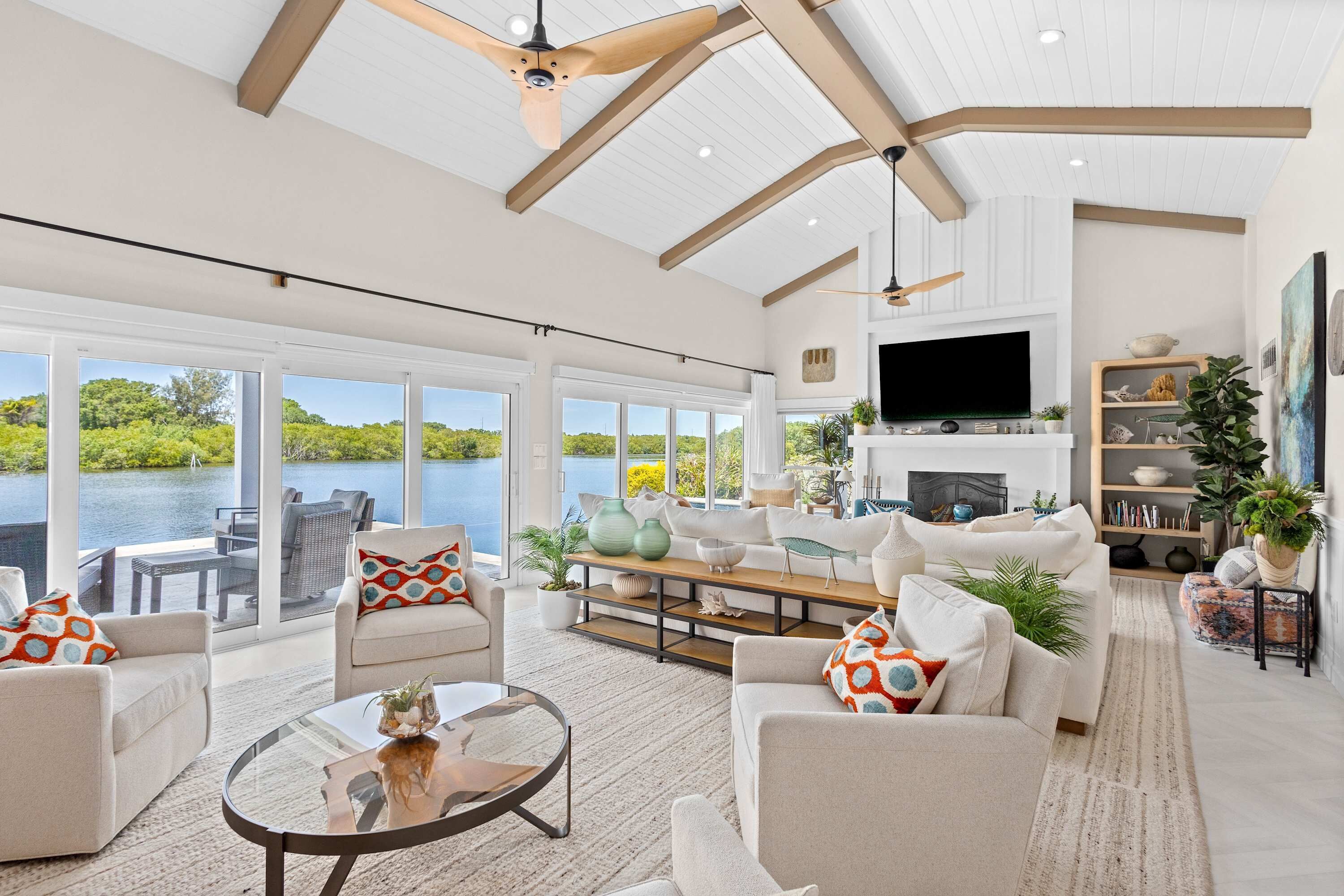 TV, peis og kontorer