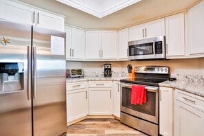 ثلاجة، ميكروويف، فرن، موقد طهي مسطح