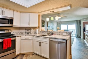 Kjøleskap, mikrobølgeovn, ovn og kokeplater