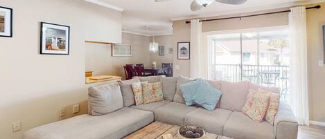 Fernseher, DVD-Player, Bücher, Arbeitsbereiche