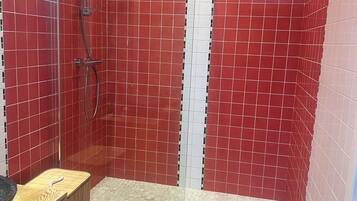 Dusche, Haartrockner, Handtücher, Toilettenpapier