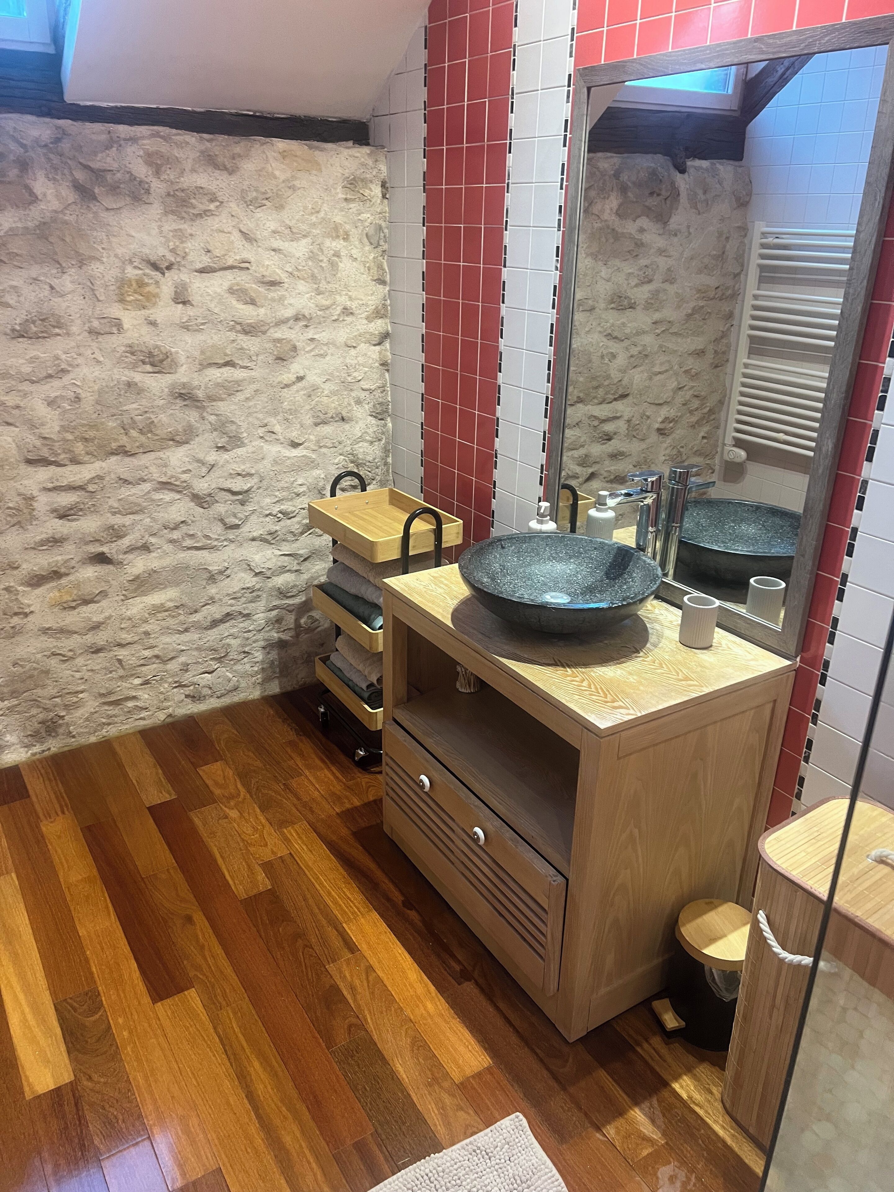 Bruser, hårtørrer, håndklæder, Toiletpapir