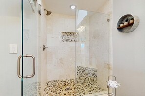 Dusche, Handtücher, Shampoo