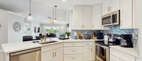 Kjøleskap, mikrobølgeovn, ovn og kokeplater