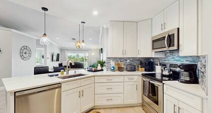 Golf view retreat with heated pool and hot tub central AC and private WD
