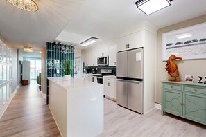 Jääkaappi, mikroaaltouuni, uuni, liesi